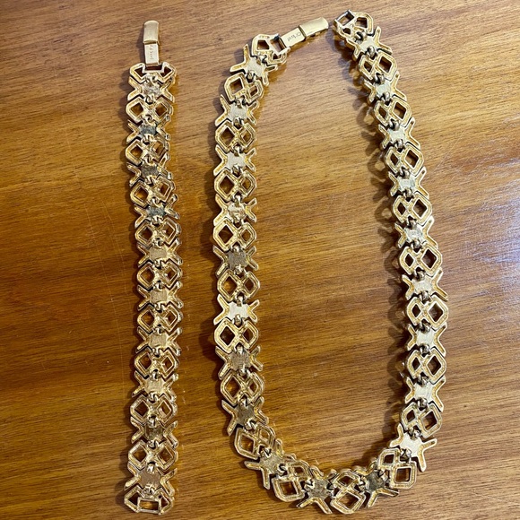 Vintage Monet Gold & Pearl XOX Statement Chocker Necklace and Bracelet Set - Picture 14 of 16